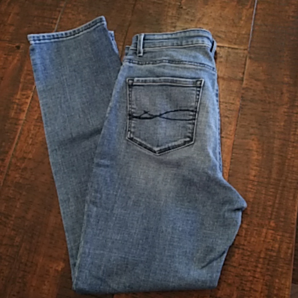 Lee jeans EUC. Slight distressed look. Size 30x28